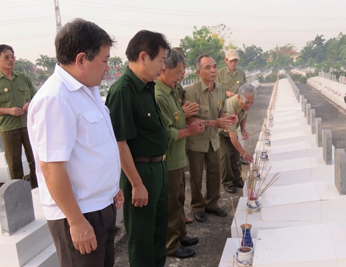 Dịp lễ 30-4 cũng là dịp các cựu chiến binh năm xưa đi gặp mặt, thăm viếng các đồng đội đã ngã xuống