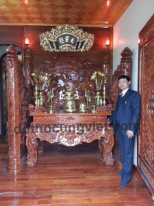 Đặt bát hương trên bàn thờ bằng sứ hay đồng thì tốt hơn? hinh 1