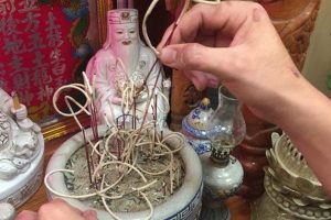Dịch chuyển bát hương khi lau dọn có ảnh hưởng gì không?