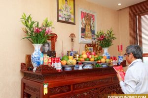 Hướng dẫn đặt bát hương trên bàn thờ gia tiên đúng chuẩn phong thủy