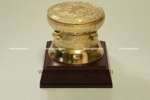 Có nên đặt trống đồng mạ vàng trên bàn làm việc
