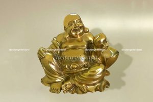 Ý nghĩa trưng bày tượng Phật Di lặc mạ vàng ngồi cầm trái đào tiên