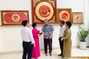 Tranh và đĩa mặt trống đồng chạm chữ Khỏe thay lời chúc tới người sở hữu